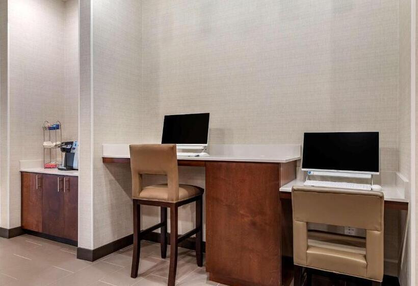 فندق Comfort Suites