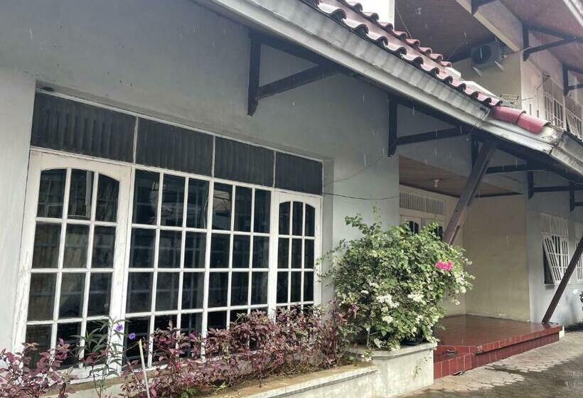 호텔 Oyo 90812 Hayza Residence Syariah