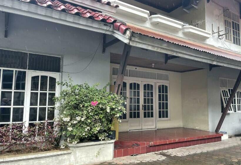 호텔 Oyo 90812 Hayza Residence Syariah