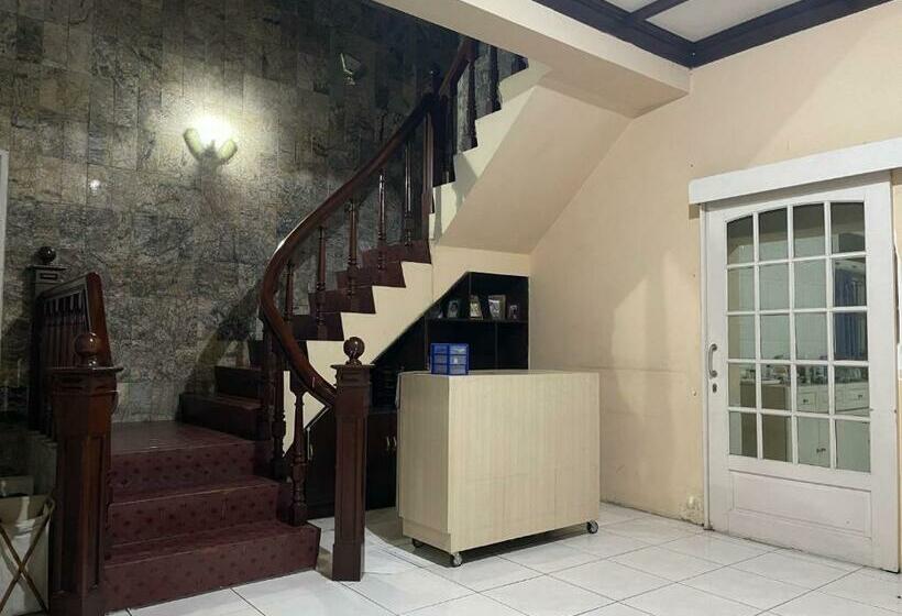 호텔 Oyo 90812 Hayza Residence Syariah