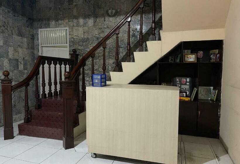 호텔 Oyo 90812 Hayza Residence Syariah