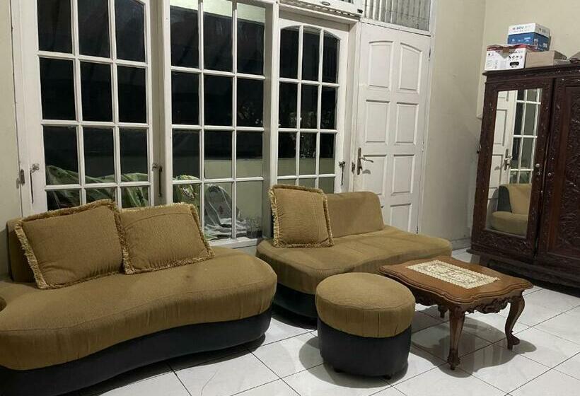 호텔 Oyo 90812 Hayza Residence Syariah