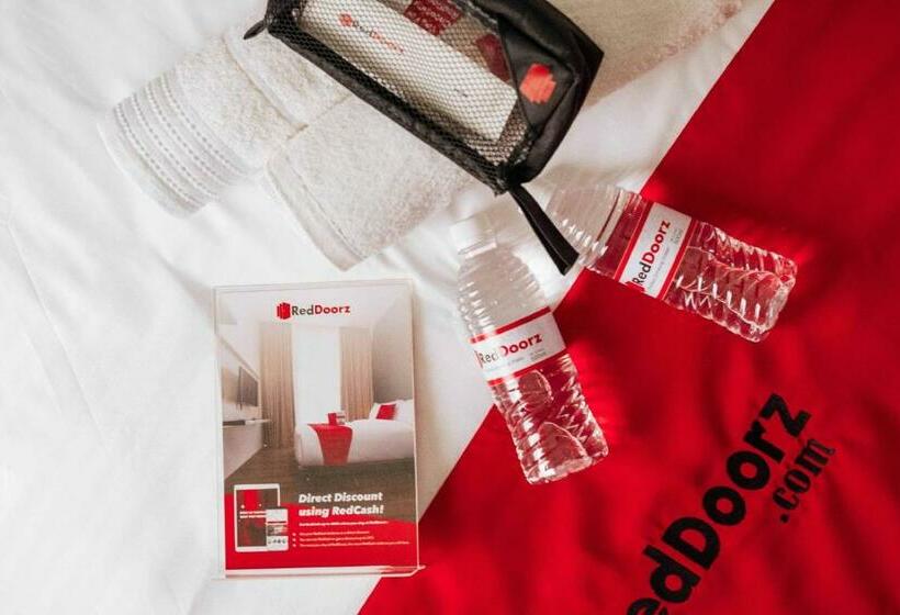 Отель Reddoorz @ Park S Resort  Alcantara