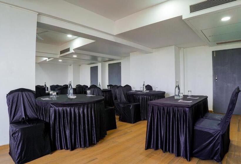 בית מלון כפרי Tgi Ameya Grand