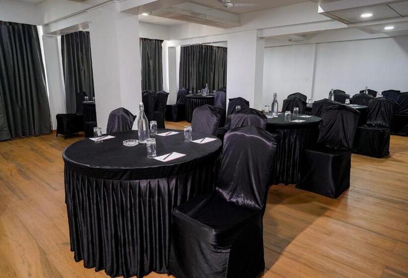 בית מלון כפרי Tgi Ameya Grand