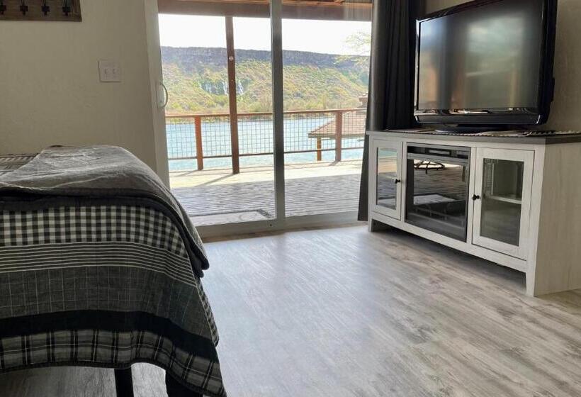 Пансион 1,000 Springs Riverhouse