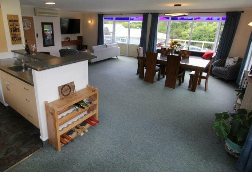 بنسيون Labyrinth Gardens Guest House