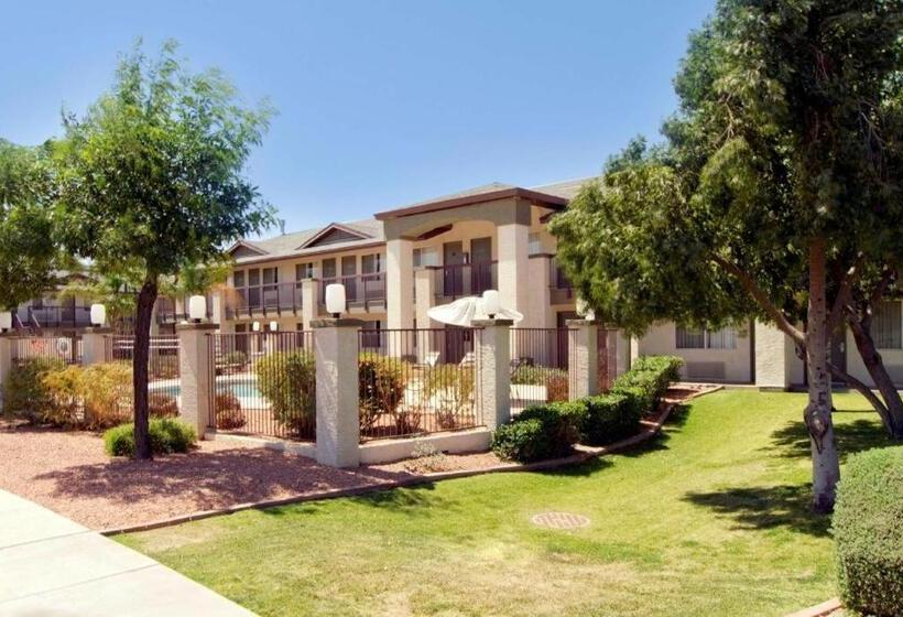 בית מלון כפרי American Inn