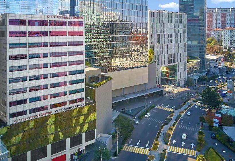 Отель City Express Plus by Marriott Ciudad de México Santa Fe