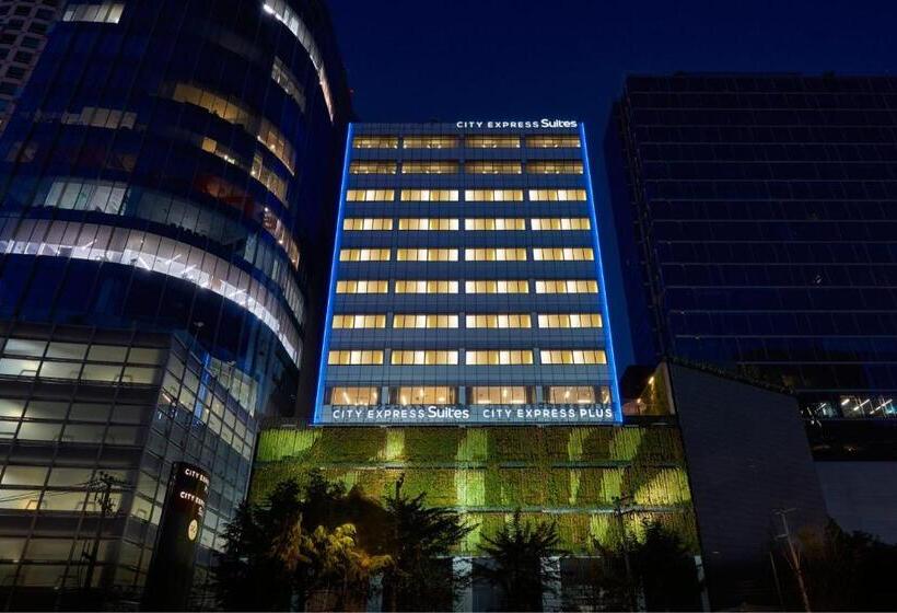 Отель City Express Plus by Marriott Ciudad de México Santa Fe