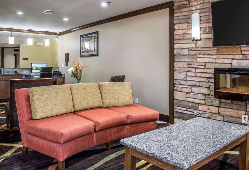 호텔 Comfort Inn & Suites Cedar Rapids North  Collins Road