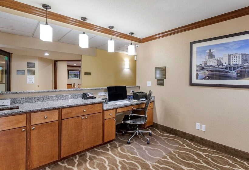 ホテル Comfort Inn & Suites Cedar Rapids North  Collins Road