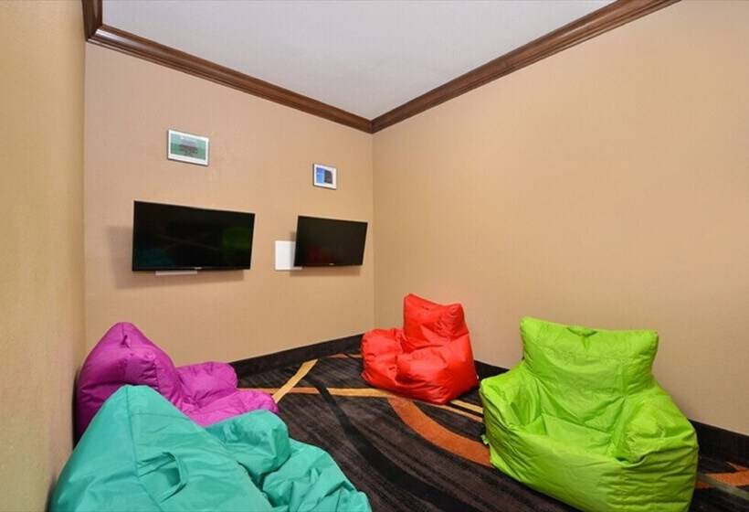 호텔 Comfort Inn & Suites Cedar Rapids North  Collins Road