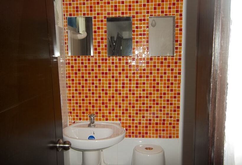 Отель Golden House