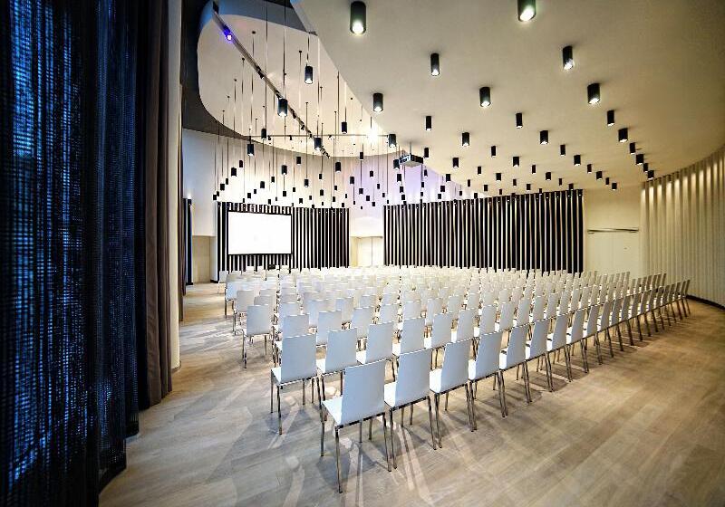 Sound Garden Hotel Airport