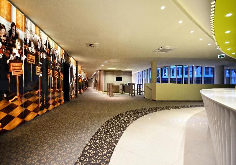 Sound Garden Hotel Airport