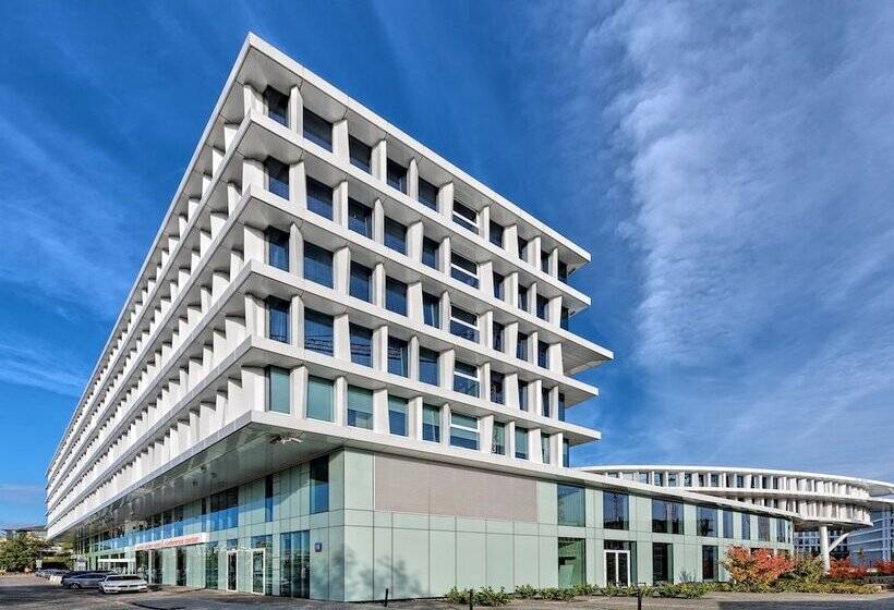 Sound Garden Hotel Airport