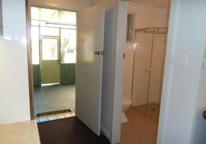 The Aston Motel Tamworth