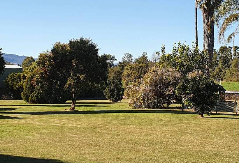 The Aston Motel Tamworth