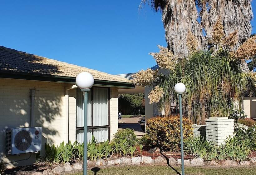 The Aston Motel Tamworth