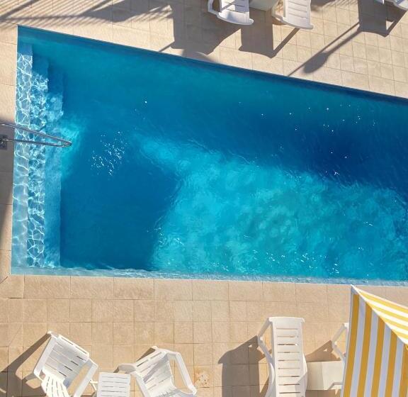 فندق على الطريق The Mid Pacific