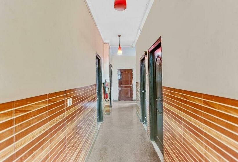 ホテル Capital O 84517 Rock Fort In