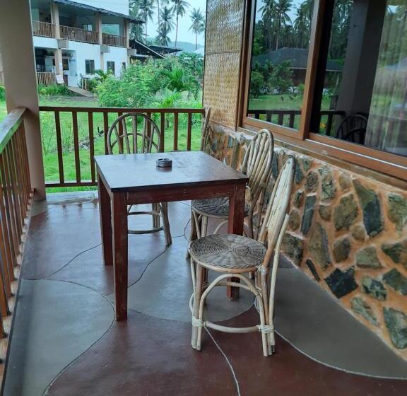 هتل Eastwind Beach Club  El Nido