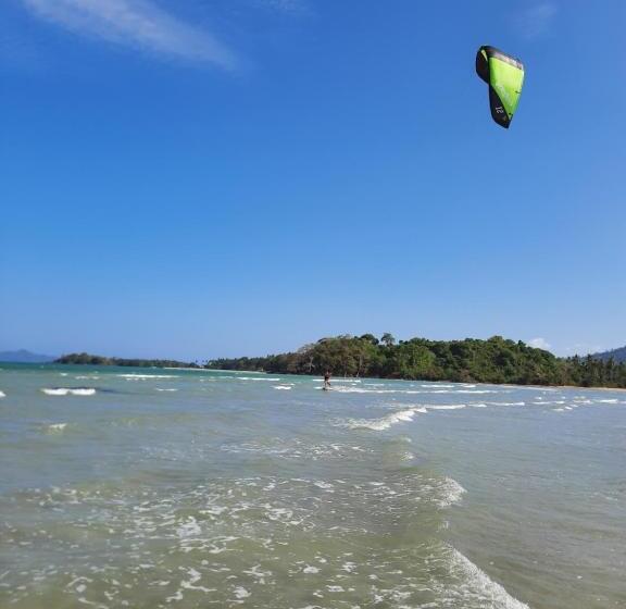 هتل Eastwind Beach Club  El Nido