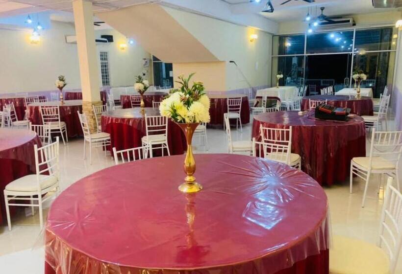 בית מלון כפרי Oyo 90404  Z Dirgahayu 313