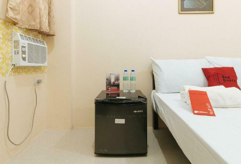 Отель Reddoorz @ Miras Apartelle Angeles Pampanga