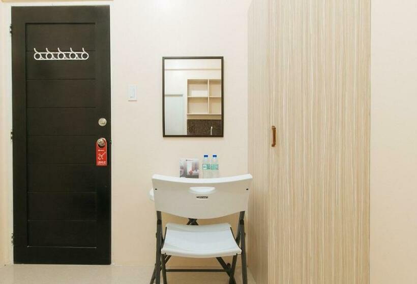 Отель Reddoorz @ Miras Apartelle Angeles Pampanga