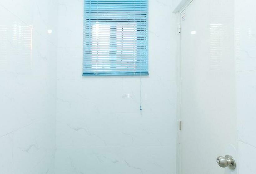 Отель Reddoorz @ Miras Apartelle Angeles Pampanga