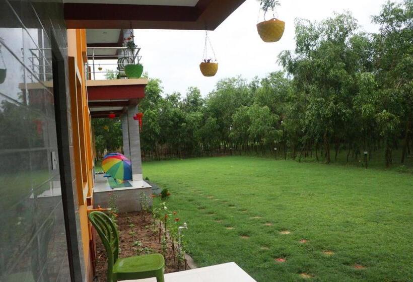 בית מלון כפרי Resort Neel Nirjan !! Best Family Resort In Bolpur Santiniketan With Swimming Pool !!