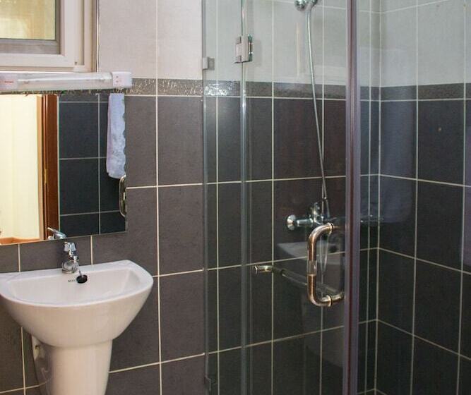 Отель Seven Skies