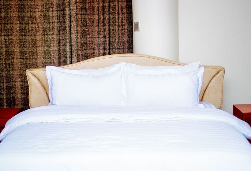 Отель Seven Skies