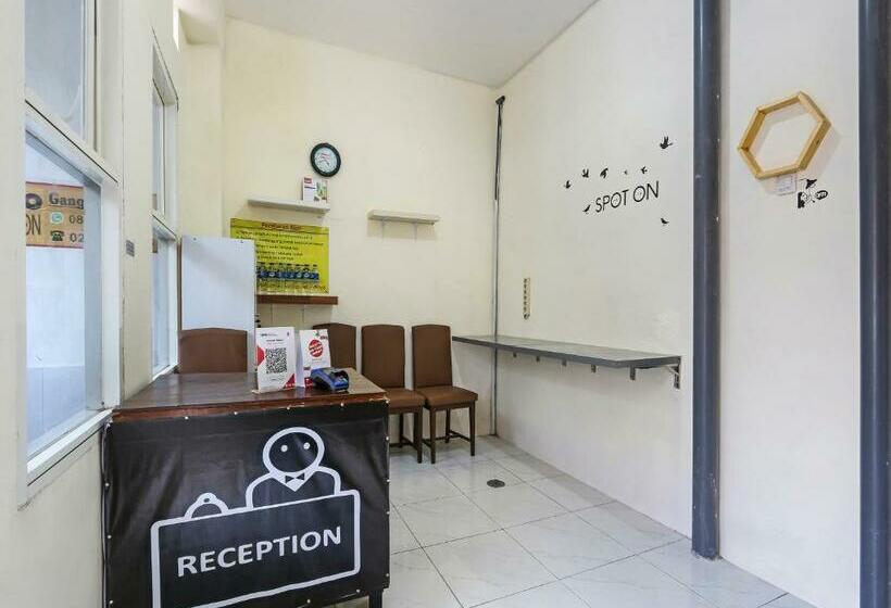 فندق Spot On 90780 Gang Tengah Homestay Syariah
