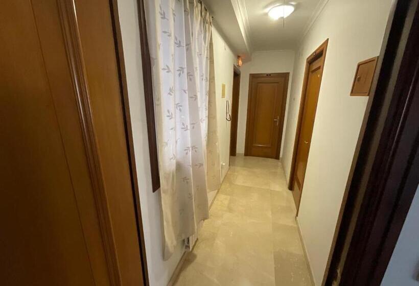 پانسیون Residencia Universidad