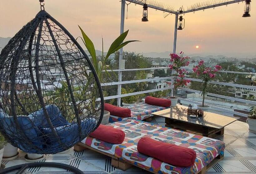 Raahi Backpacker S Hostel