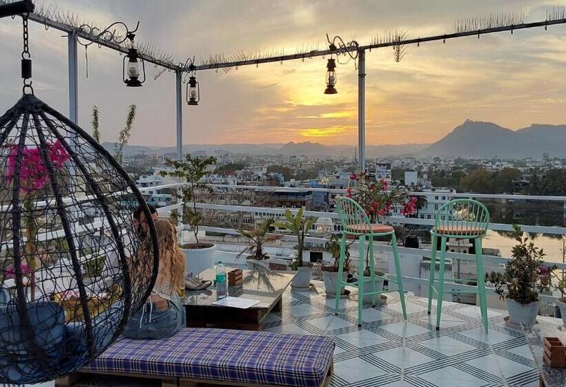 Raahi Backpacker S Hostel