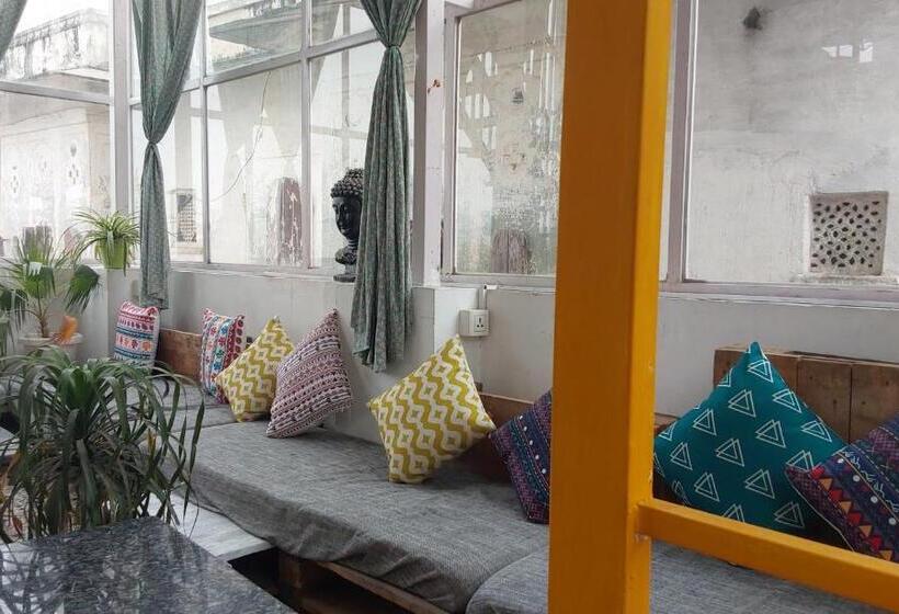 Raahi Backpacker S Hostel