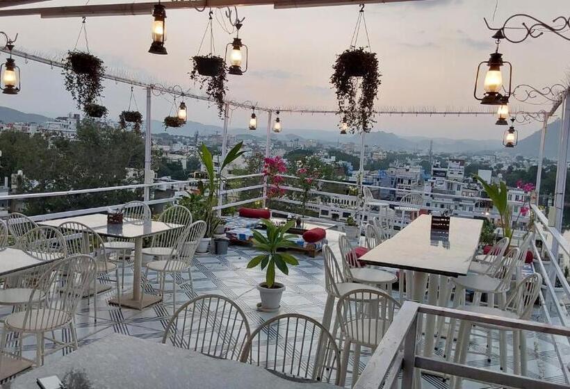 Raahi Backpacker S Hostel