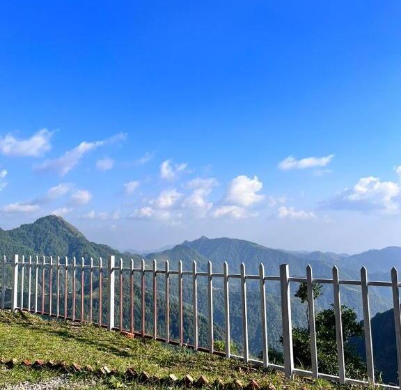 리조트 Into The Wild Stays