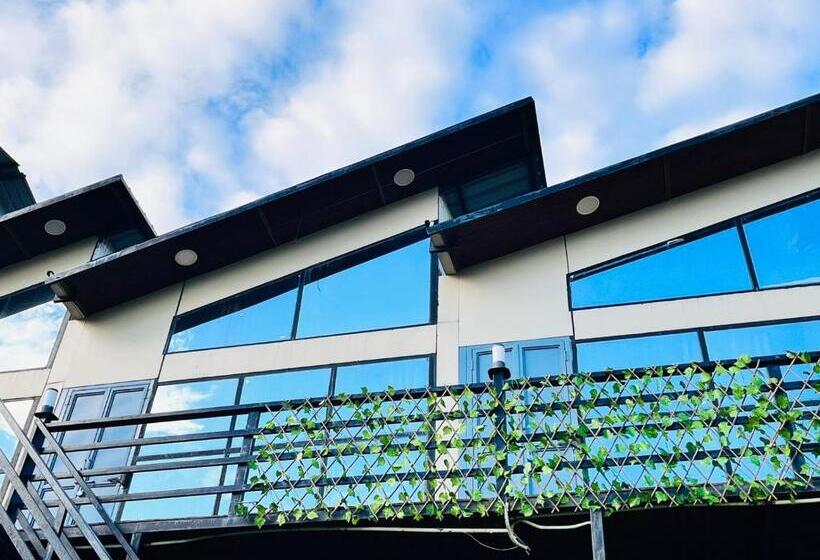 리조트 Into The Wild Stays