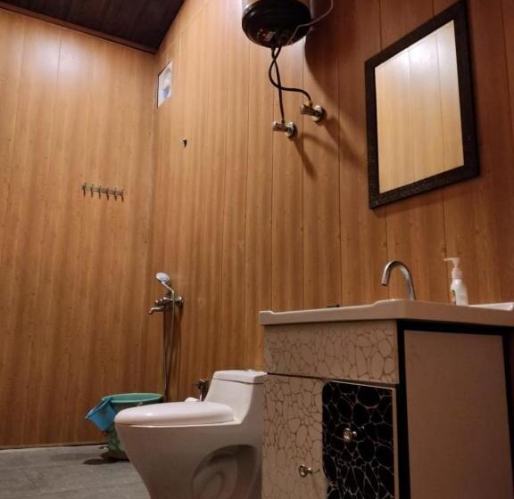 리조트 Into The Wild Stays