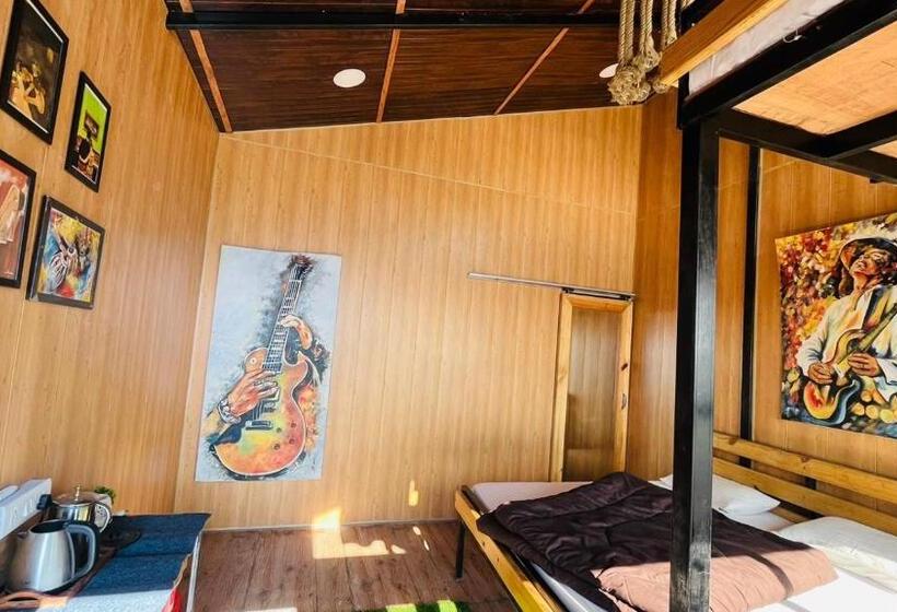 리조트 Into The Wild Stays