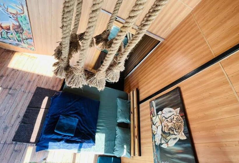 리조트 Into The Wild Stays