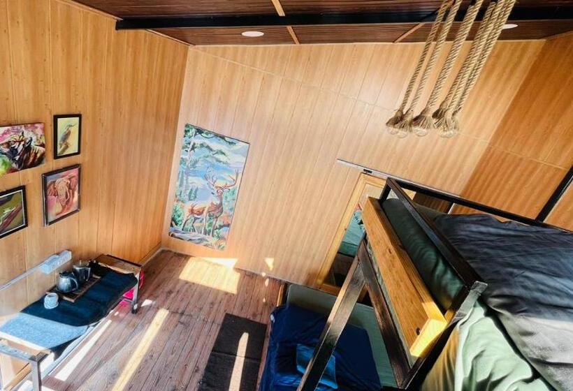 리조트 Into The Wild Stays