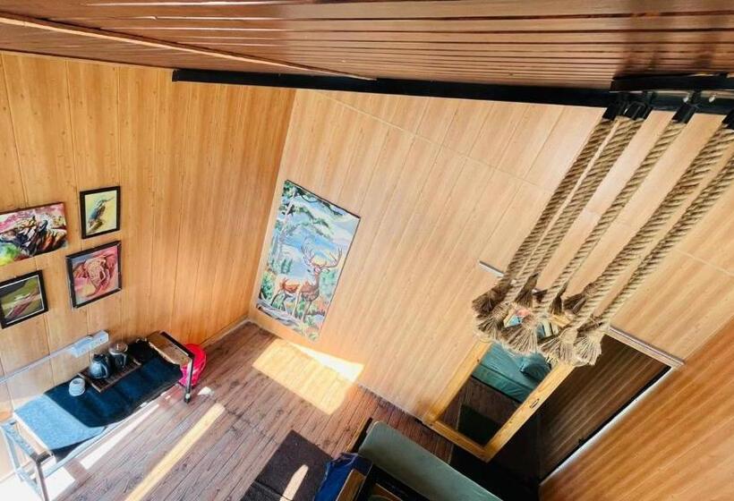 리조트 Into The Wild Stays