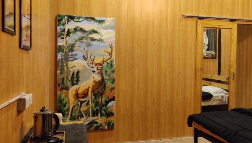 리조트 Into The Wild Stays