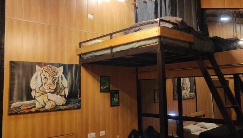 리조트 Into The Wild Stays